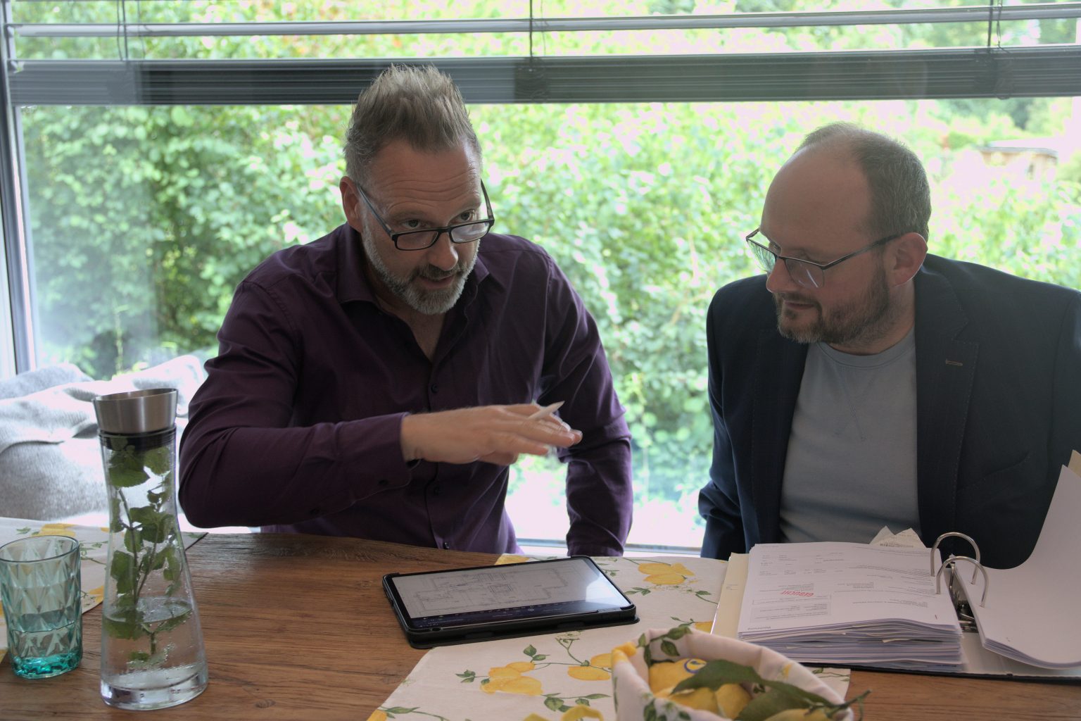 Christoph te Heesen im Gespräch mit einem Mandanten