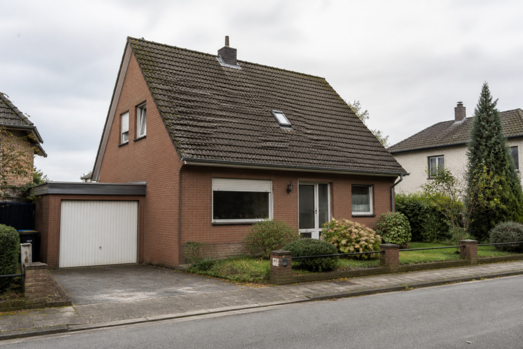 Typisches Einfamilienhaus aus den 1990er-Jahren in ruhiger Wohngegend