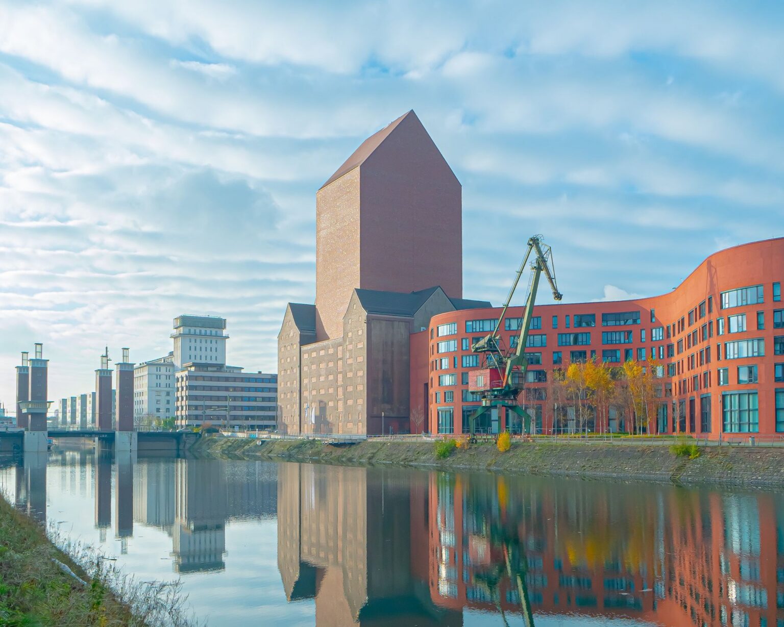 Duisburger Innenhafen mit dem Landesarchiv NRW und einem historischen Hafenkran